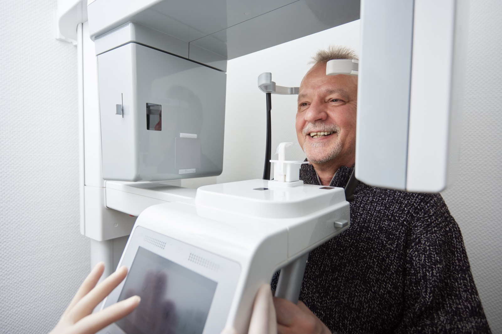 Patient bei der 3D-Diagnostik in der Praxis Zahnarzt Richert & Kollegen