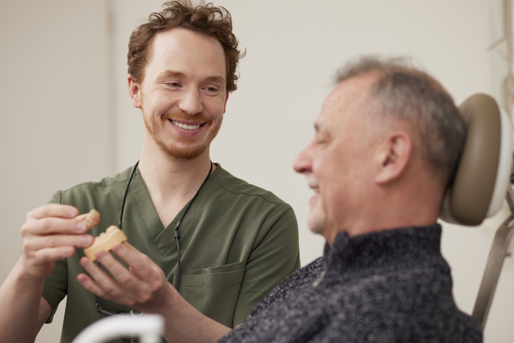 Zahnarzt Stefan Richert im Beratungsgespräch mit einem Patienten in der Praxis in Bremervörde