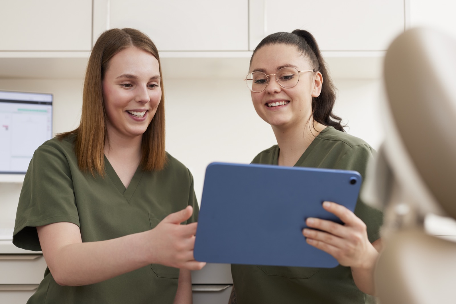 Mitarbeiterinnen von Zahnarzt Richert & Kollegen bei digitalen Praxisabläufen